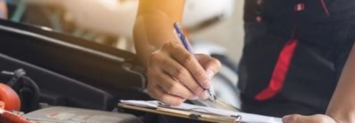 Person schreibt auf Klemmbrett